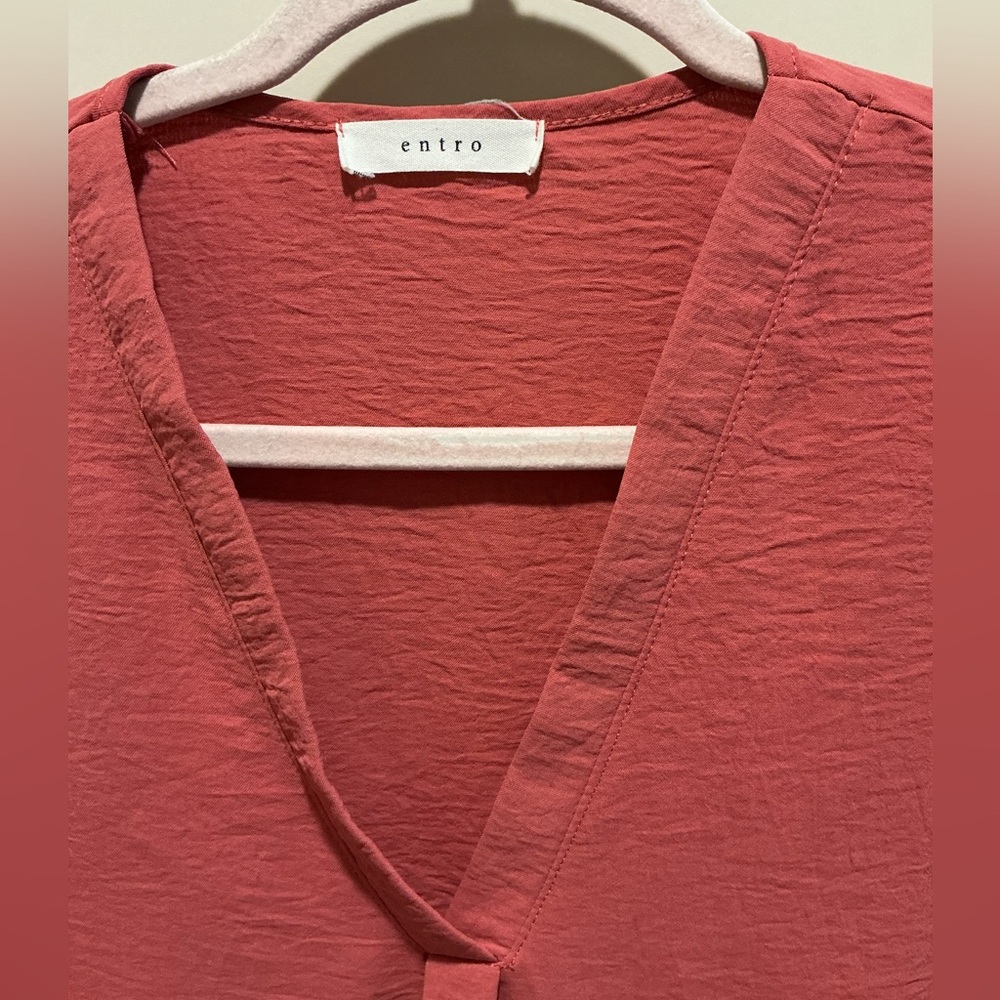 Entro coral-colored textured V-neck sleeveless top. Size L - Picture 3 of 7